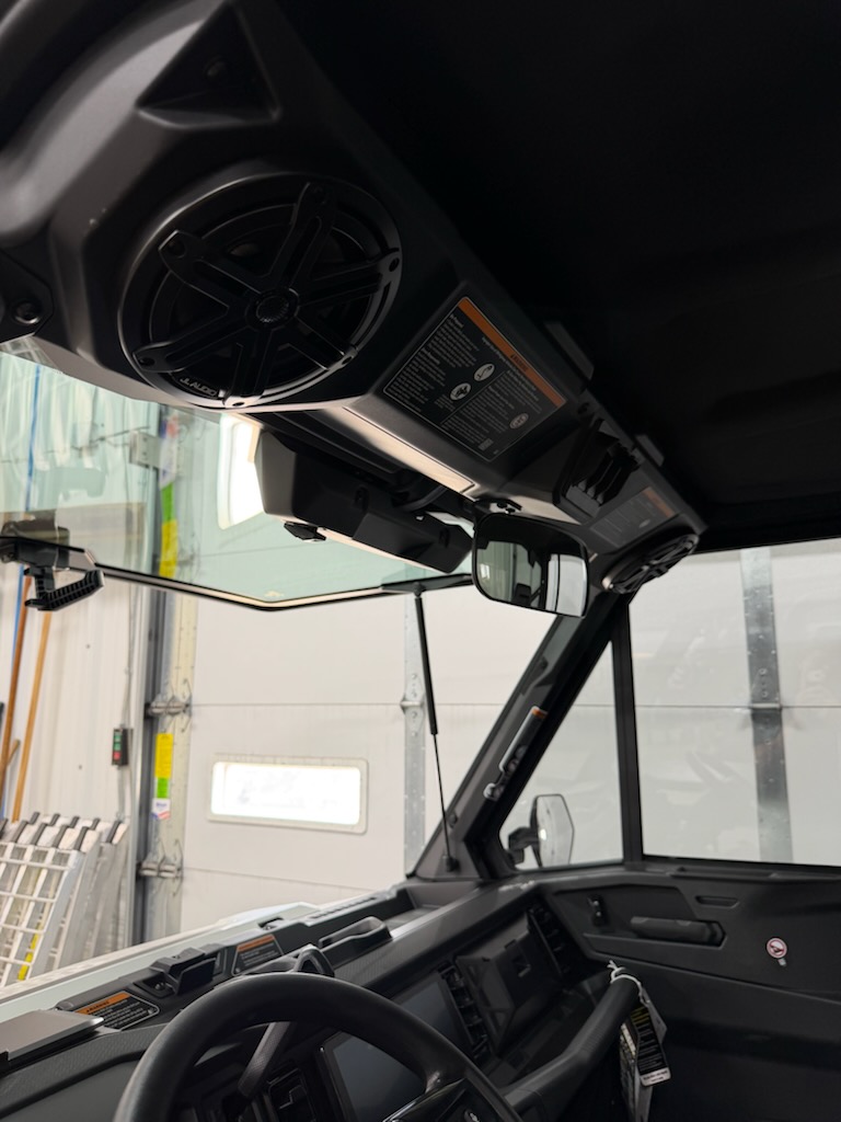 2026 Can-Am 2026 DEFENDER LTD CAB HD11 WHITE SKU # 8JTD Utility Vehicle