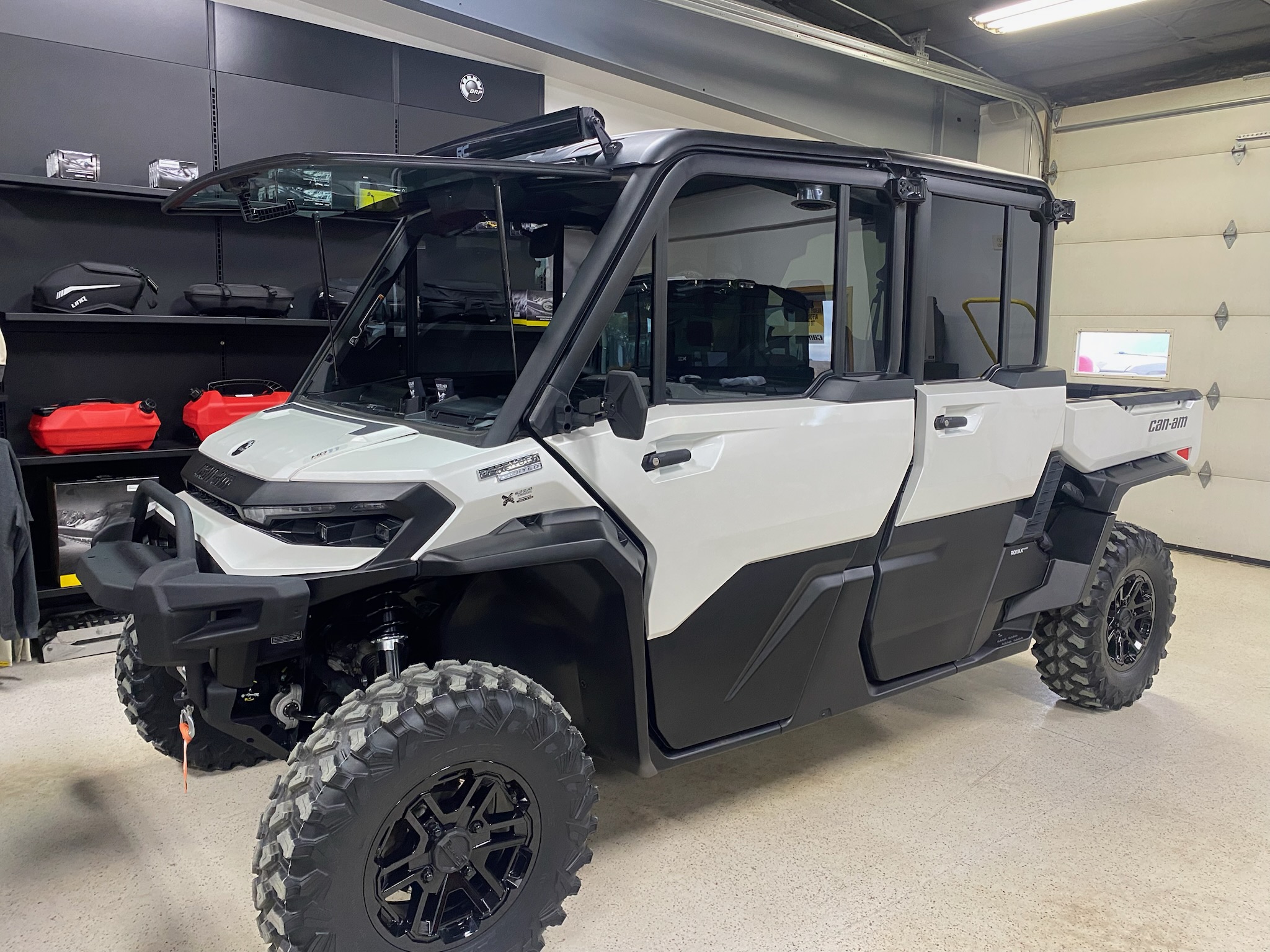 2026 Can-Am 2026 DEFENDER MAX LTD CAB HD11 WHITE SKU # 6MTE Utility Vehicle
