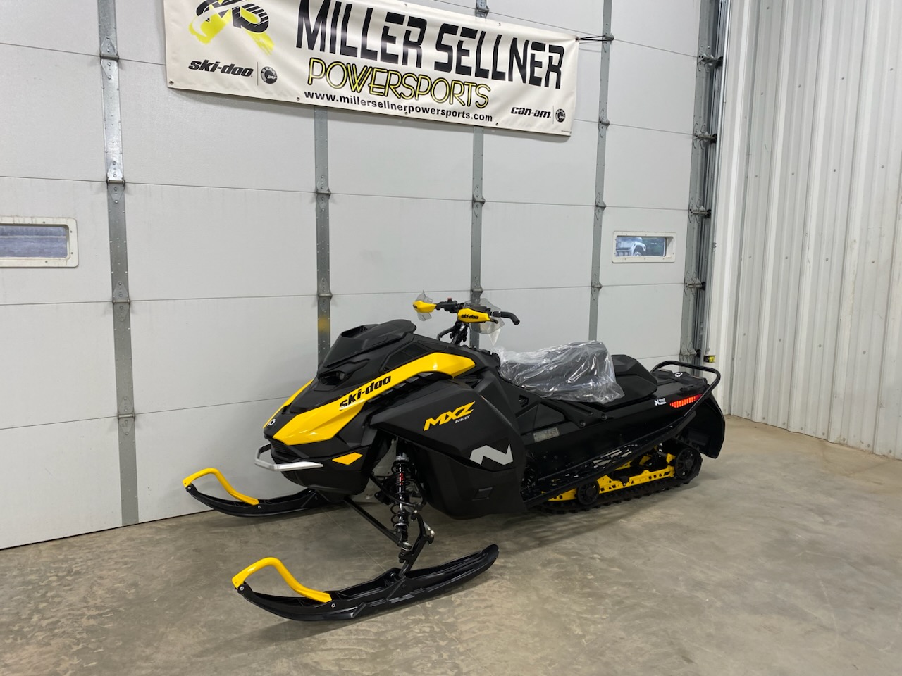 2027 Ski-Doo 2027 MXZ NEO+ 600EFI 55HP YEL/BLK SKU # BPVA Snowmobile
