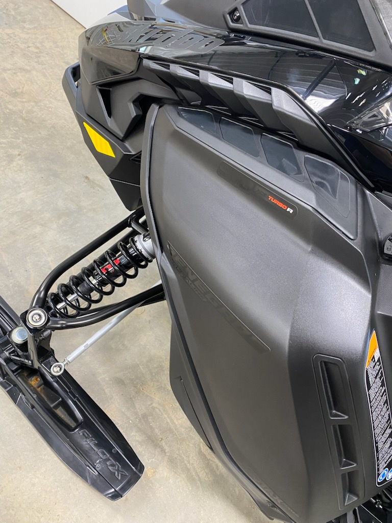 2027 Ski-Doo 2027 REN 900 ACE TURBO R 137" BLACK SKU # DTVA Snowmobile