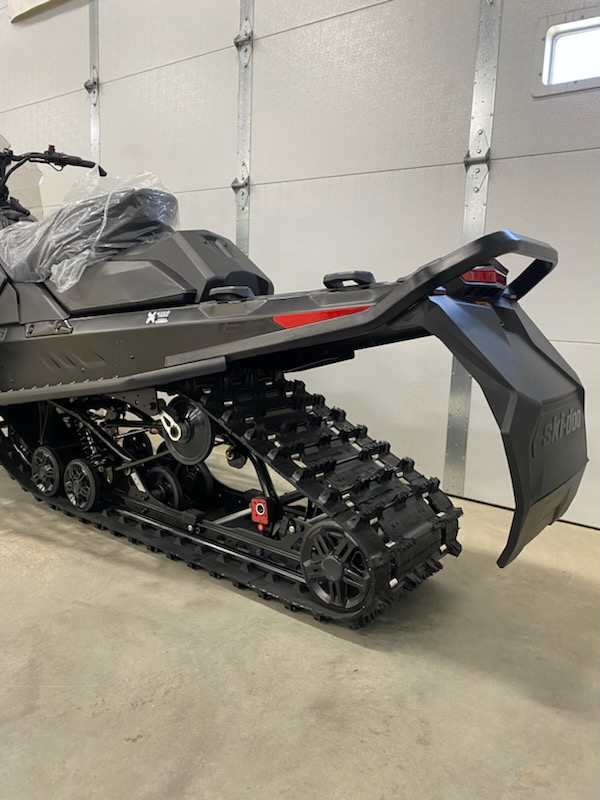 2027 Ski-Doo 2027 REN 900 ACE TURBO R 137" BLACK SKU # DTVA Snowmobile