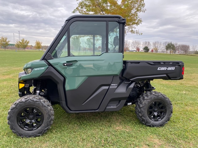 2026 Can-Am 2026 DEFENDER DPS CAB HD9 64"GREEN SKU # 8UTD Utility Vehicle