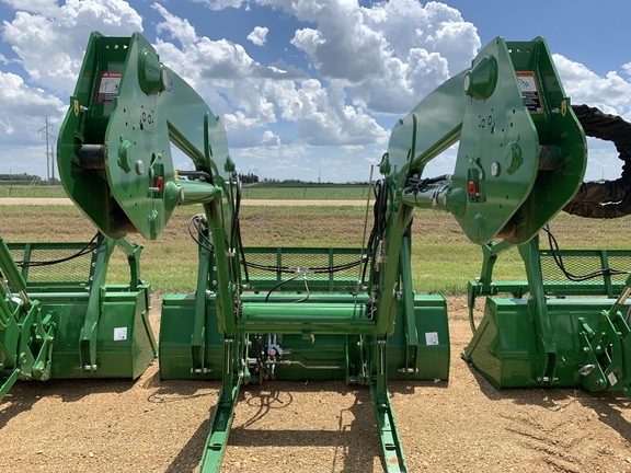 2022 John Deere 640R Loader