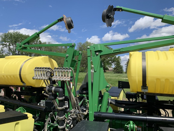 2014 John Deere 1760 Planter