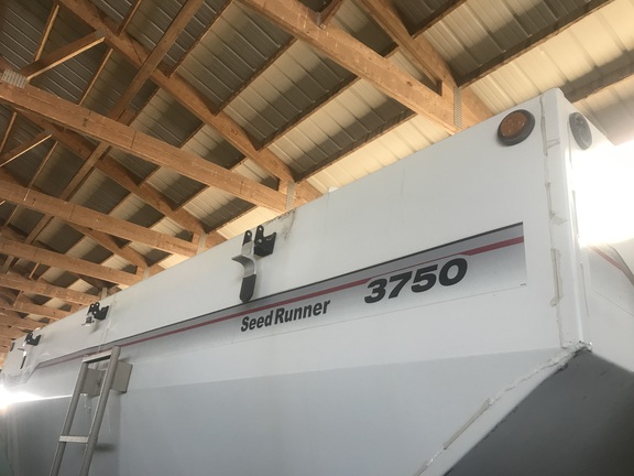 2011 Unverferth 3750 Tender