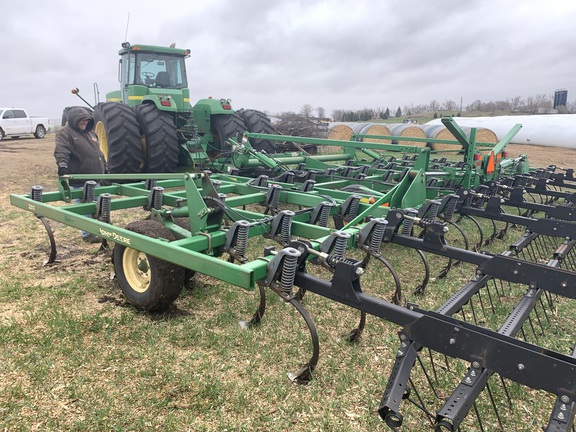 2006 John Deere 2210 Field Cultivator