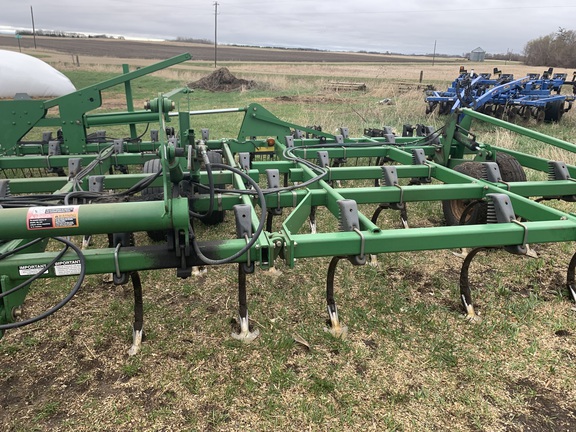 2006 John Deere 2210 Field Cultivator