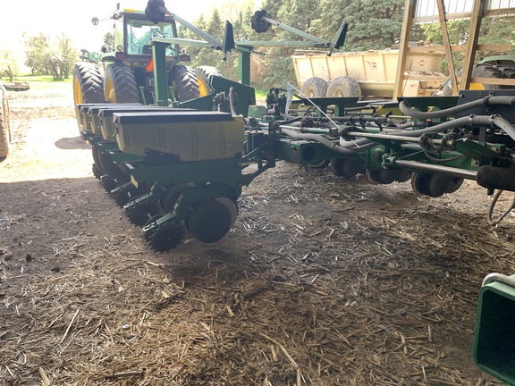 2001 John Deere 1770 Planter