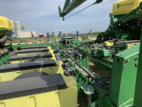 2001 John Deere 1770 Planter