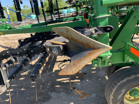 2014 John Deere 2210 Field Cultivator