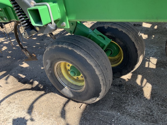 2014 John Deere 2210 Field Cultivator