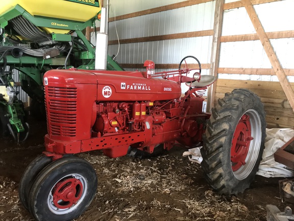 1953 International SUPER MD Tractor