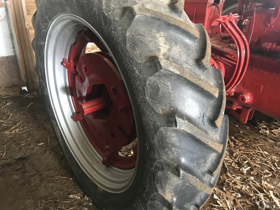 1953 International SUPER MD Tractor