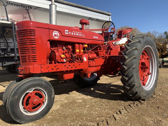 1953 International SUPER MD Tractor