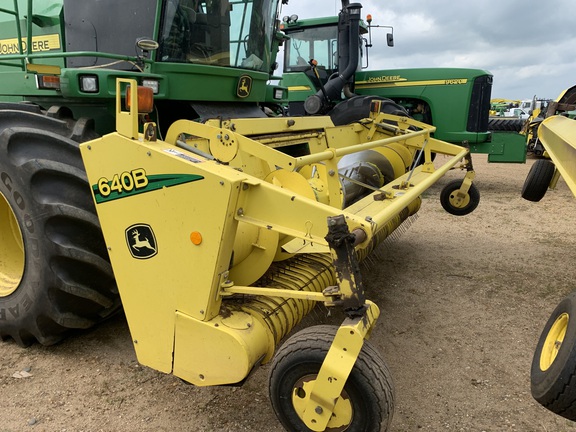 2009 John Deere 640B Header Forage