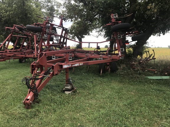 Wil-Rich 5800 Chisel Plow