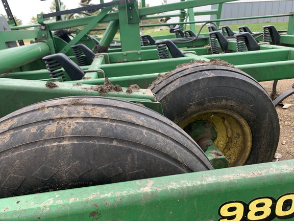 2002 John Deere 980 Field Cultivator