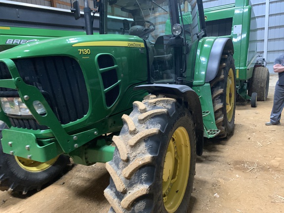 2010 John Deere 7130 Tractor