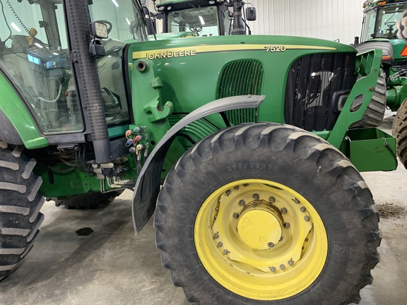 2003 John Deere 7520 Tractor