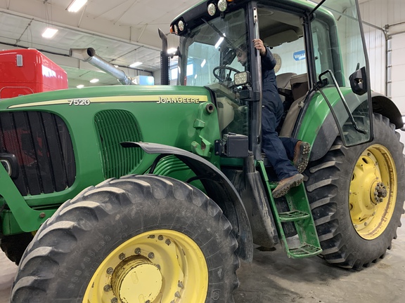 2003 John Deere 7520 Tractor