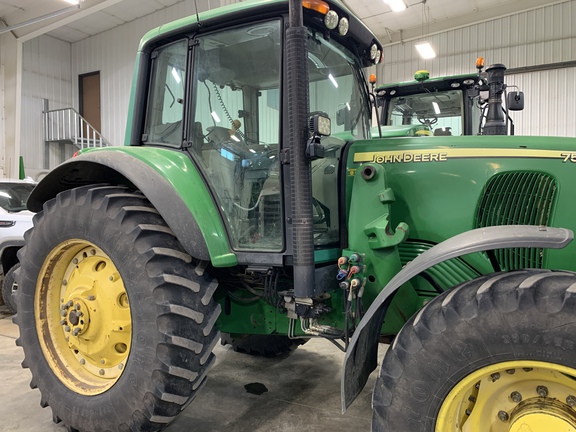 2003 John Deere 7520 Tractor