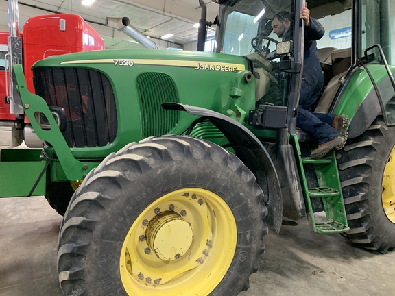 2003 John Deere 7520 Tractor