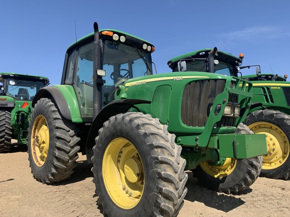 2003 John Deere 7520 Tractor