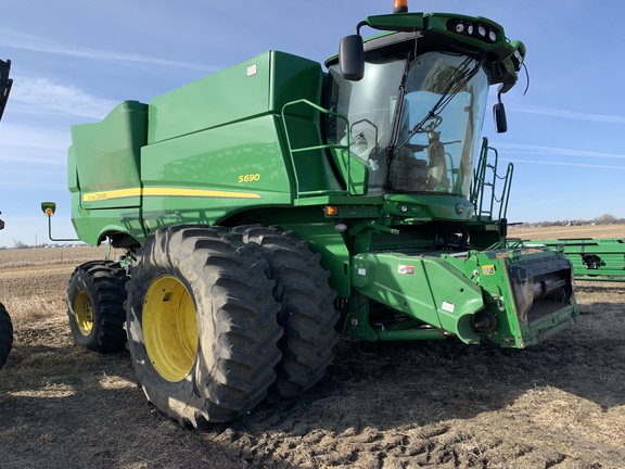 2014 John Deere S690 Combine