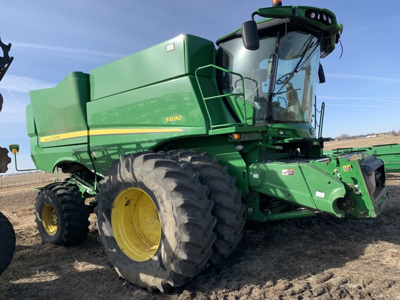 2014 John Deere S690 Combine