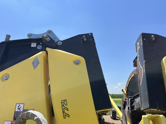 2020 John Deere 772 Header Forage