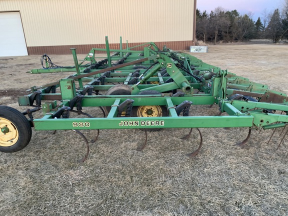 1997 John Deere 980 Field Cultivator