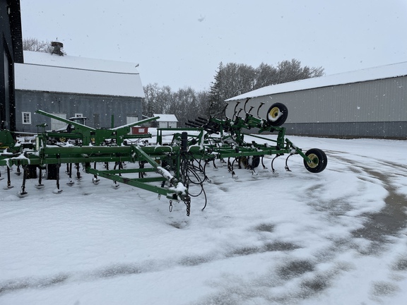 2005 John Deere 2210 Field Cultivator