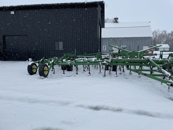 2005 John Deere 2210 Field Cultivator