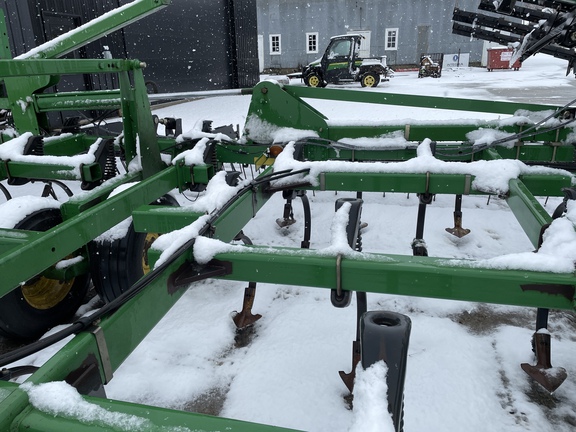 2005 John Deere 2210 Field Cultivator