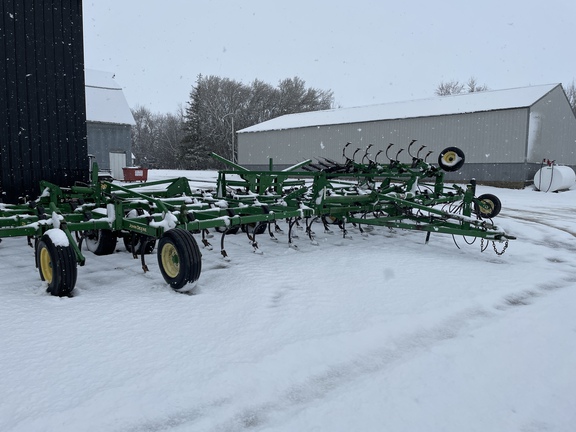 2005 John Deere 2210 Field Cultivator