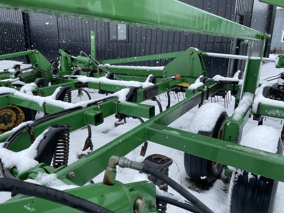2005 John Deere 2210 Field Cultivator