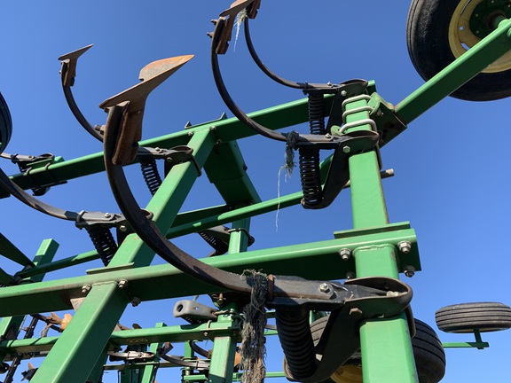 2005 John Deere 2210 Field Cultivator