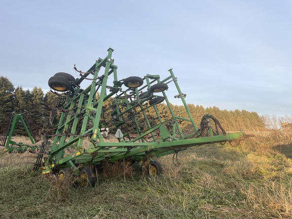 John Deere 980 Field Cultivator