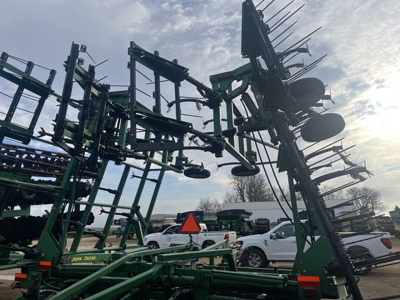 John Deere 980 Field Cultivator