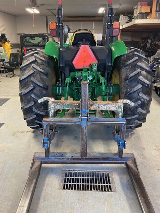 2016 John Deere 5075E Tractor