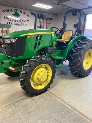 2016 John Deere 5075E Tractor