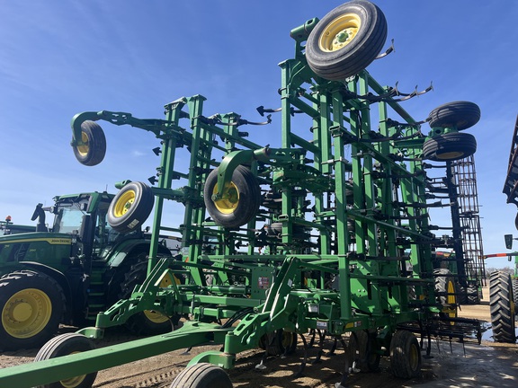 2014 John Deere 2210 Field Cultivator