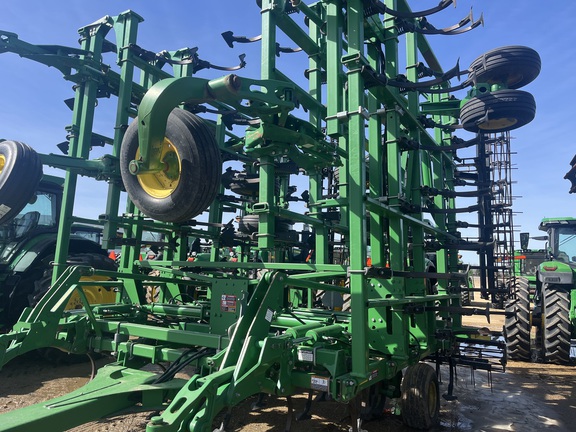 2014 John Deere 2210 Field Cultivator