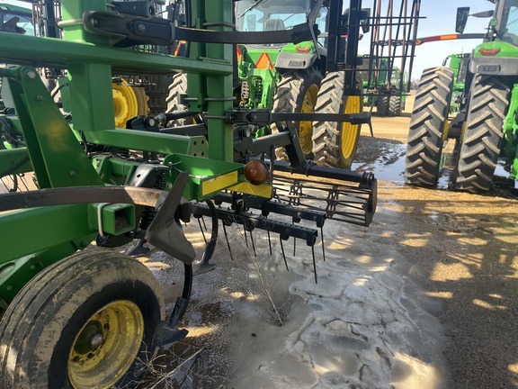 2014 John Deere 2210 Field Cultivator