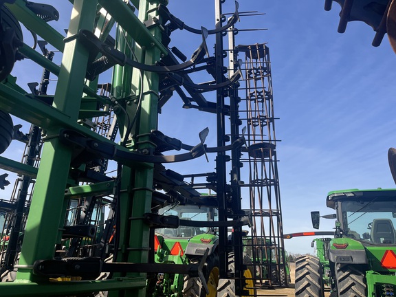 2014 John Deere 2210 Field Cultivator