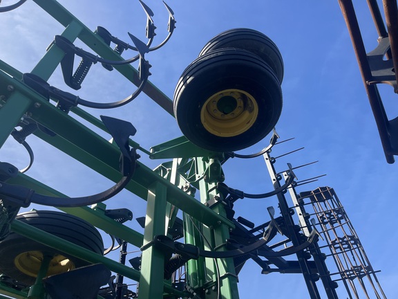 2014 John Deere 2210 Field Cultivator