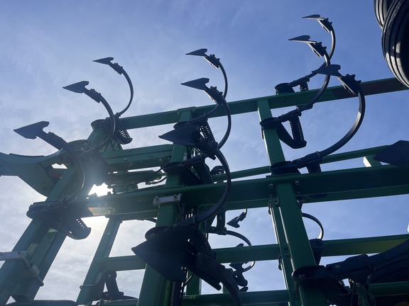 2014 John Deere 2210 Field Cultivator