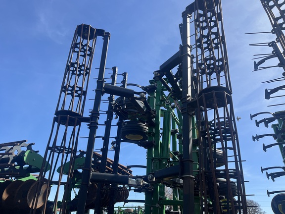 2014 John Deere 2210 Field Cultivator