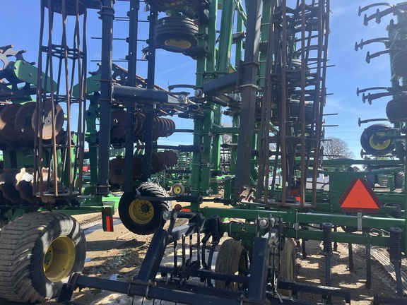 2014 John Deere 2210 Field Cultivator