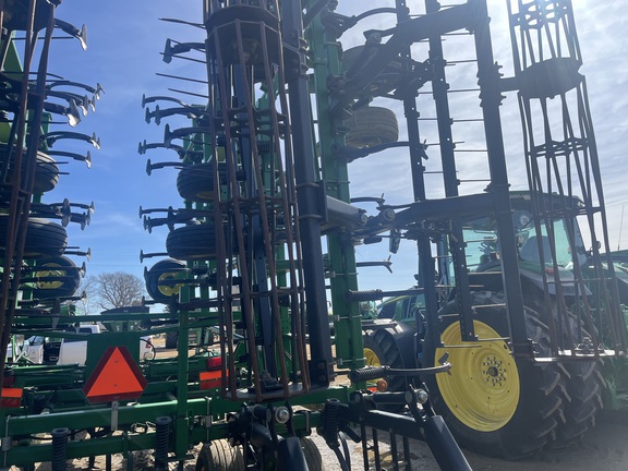 2014 John Deere 2210 Field Cultivator